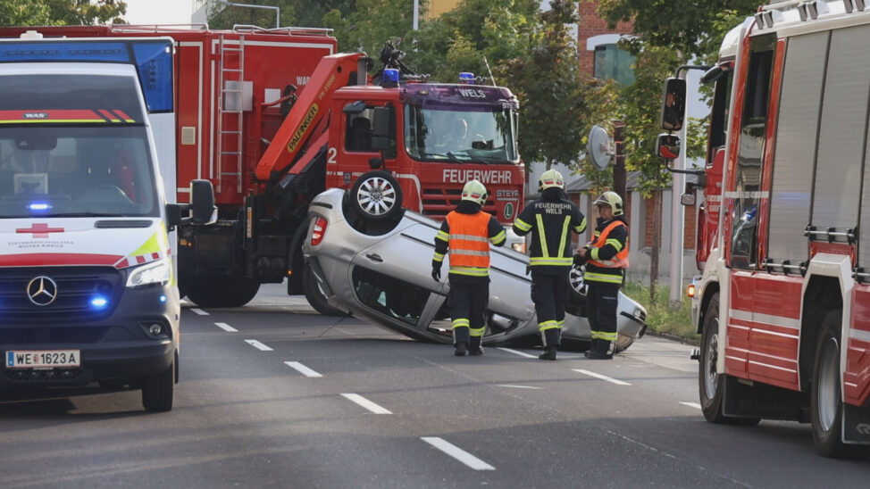 Auto nach Kollision mit Baum auf Wiener Straße in Wels-Pernau überschlagen